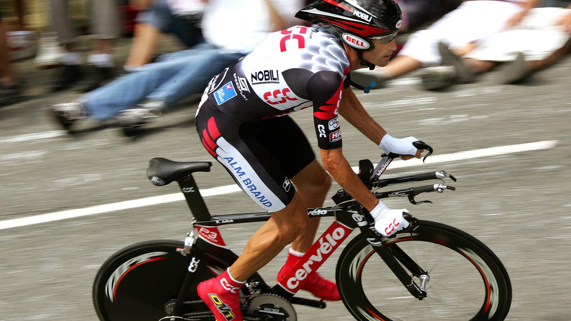 精彩比赛中队员们发挥出色，为球迷带来惊喜，比赛中队员欢庆进球时